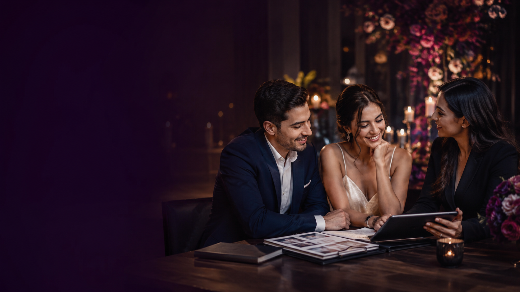 Pareja revisando su matrimonio junto a una proveedora